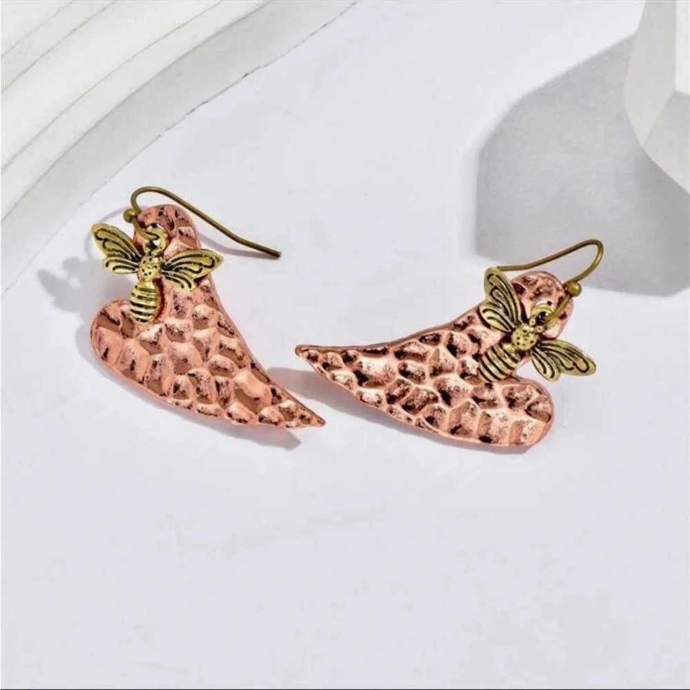 NWT Vintage Bee Heart Shape Pendant Dangle Earrings - Picture 6 of 6